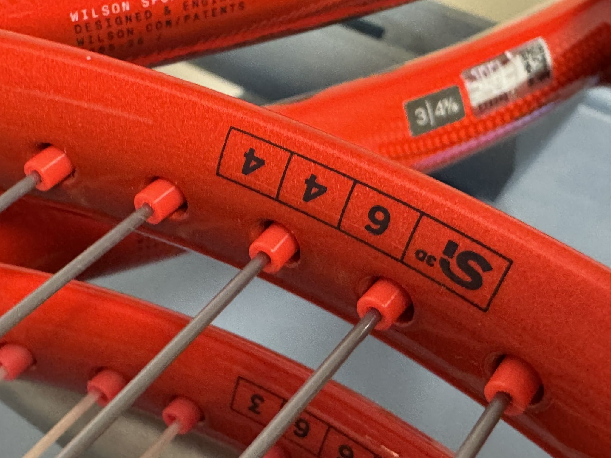 I passacorde alla base del piatto e il logo della tecnologia Si3D nella Wilson Defyer