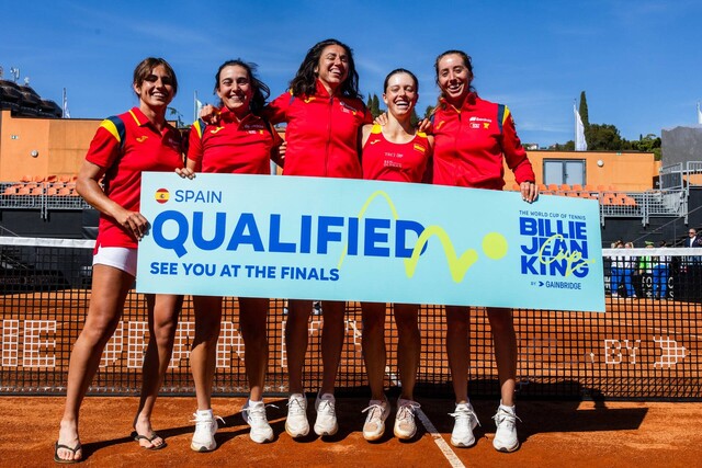 La Spagna con il cartello che certifica la qualificazione alle Billie Jean King Cup Finals 2026 (Foto ITF)