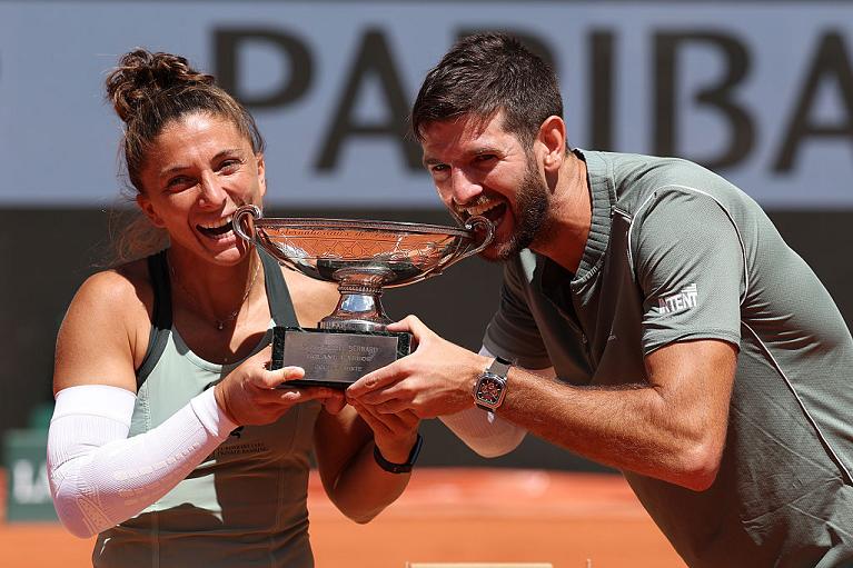 Sara Errani e Andrea Vavassori con il trofeo conquistato in doppio misto al Roland Garros 2026 (Getty Images)