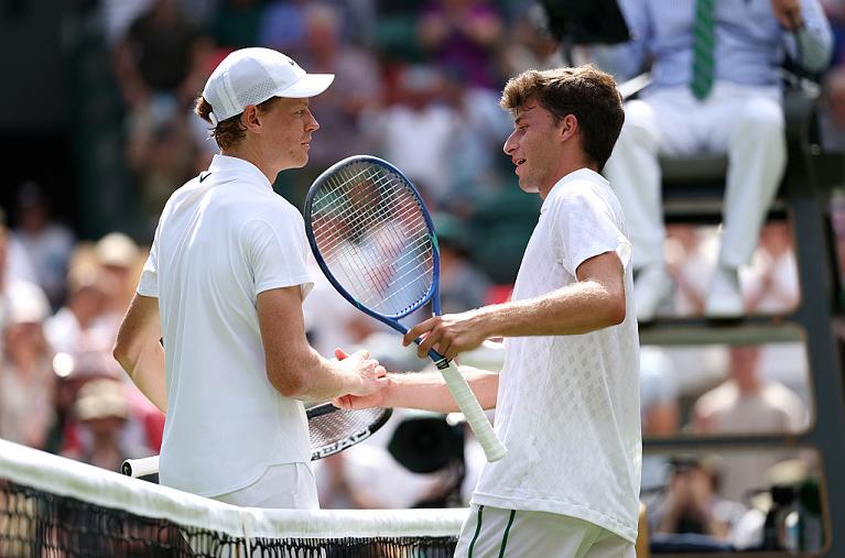 Wimbledon, la stretta di mano tra Jannik Sinner e Luca Nardi (Getty Images)