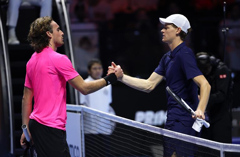 La stretta di mano tra Stefanos Tsitsipas e Jannik Sinner al Six Kings Slam (Getty Images)