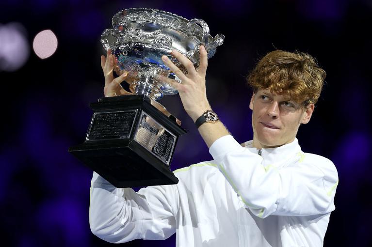 Jannik Sinner con il trofeo dell'Australian Open 2025 (foto Getty Images)