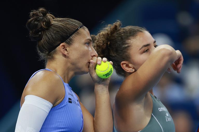 Sara Errani e Jasmine Paolini a colloquio (foto Getty Images)