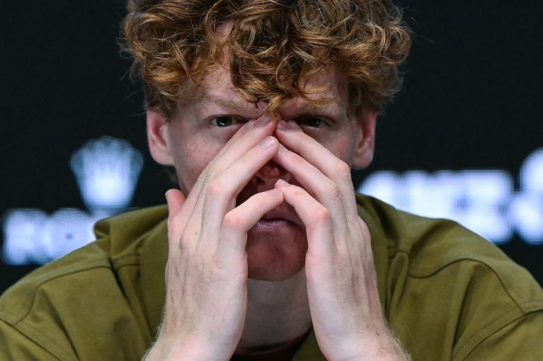 Un intenso primo piano di Jannik Sinner (foto Getty Images)