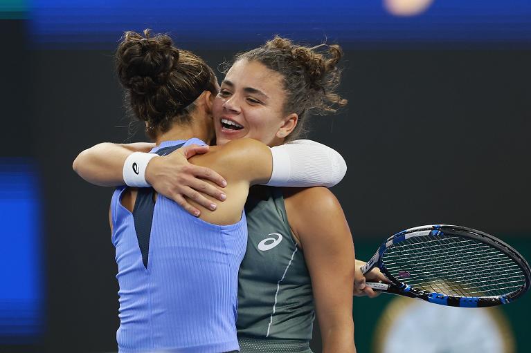 Un abbraccio tra Sara Errani e Jasmine Paolini (Getty Images)