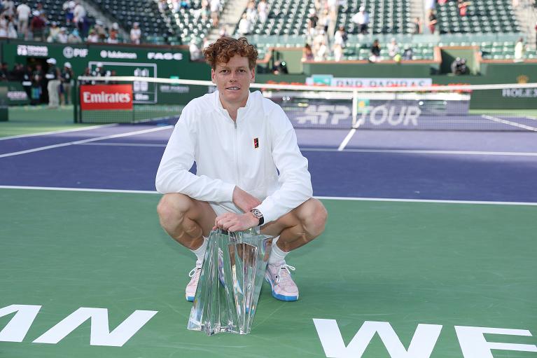 Jannik Sinner posa sul campo centrale con il trofeo di Indian Wells (Getty Images)