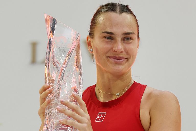 Aryna Sabalenka con il trofeo di Miami 2025 (foto Getty Images)