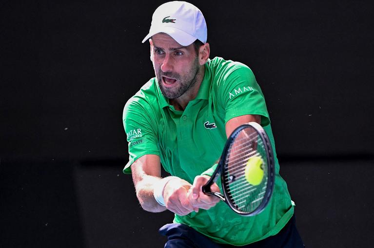 Novak Djokovic colpisce di rovescio (foto Getty Images)