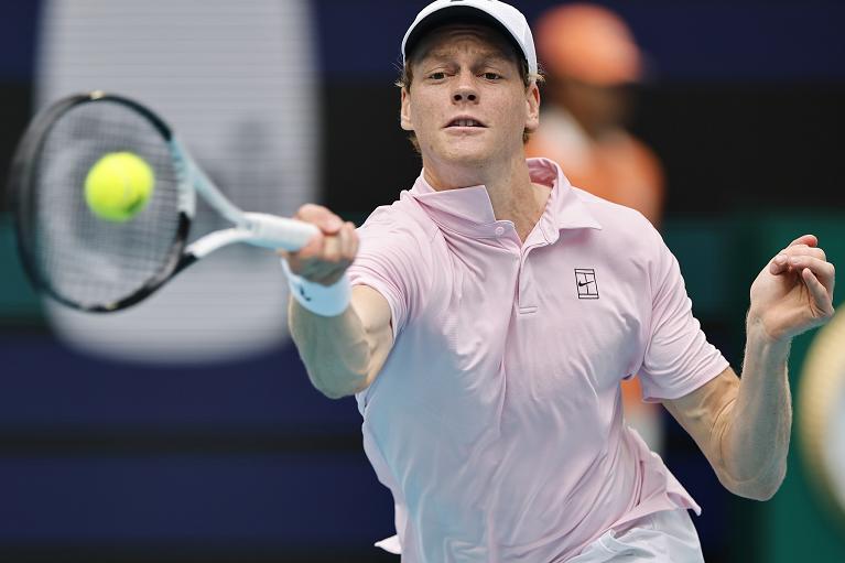 Jannik Sinner colpisce di diritto (foto Getty Images)