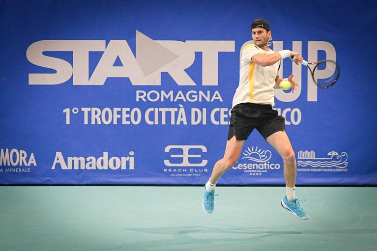 Raul Brancaccio colpisce di diritto (foto Start Romagna Cup / Mazza)