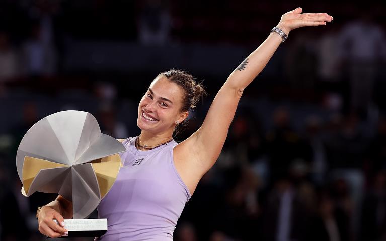 Aryna Sabalenka con il trofeo di Madrid 2025, terzo successo alla Caja Magica per la bielorussa (foto Getty Images)