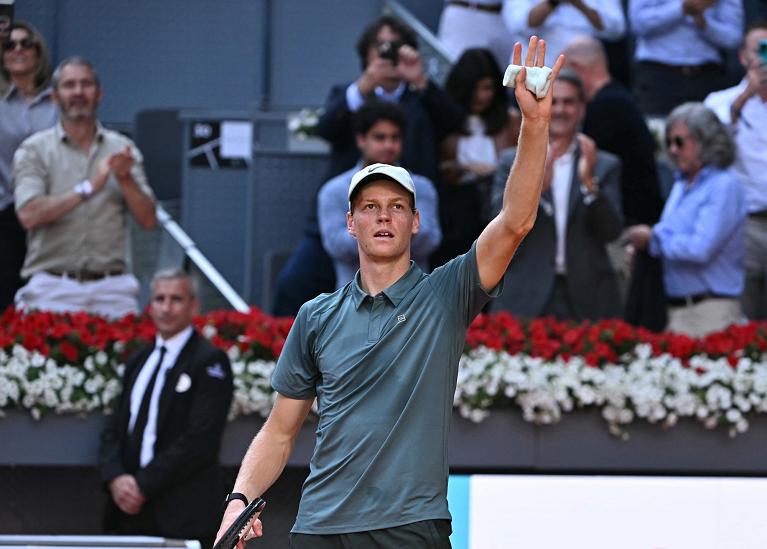 Sinner saluta il pubblico a Madrid 2026 (Getty Images)