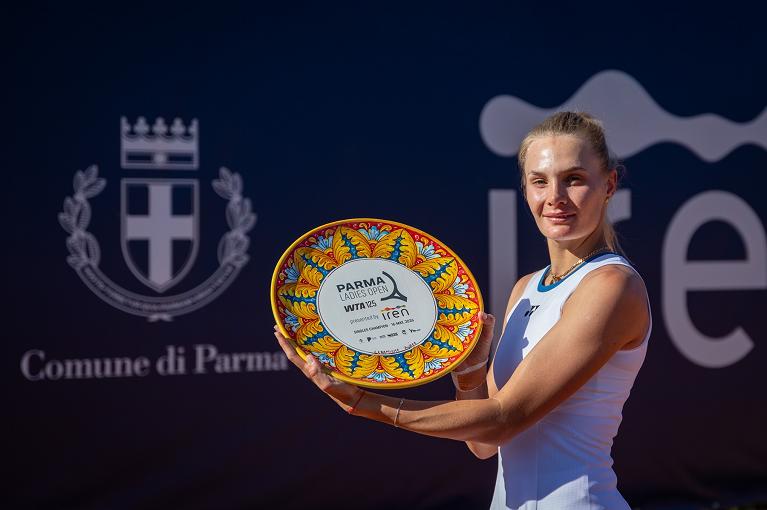 Dayana Yastremska con il trofeo di Parma 2026 - Foto Elisa Morabito