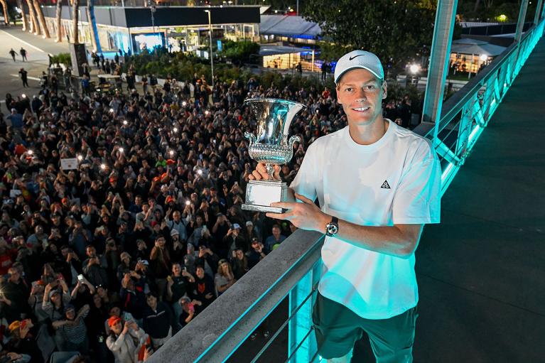 20260517_Sinner_ponte_con_il_trofeo_1.jpg