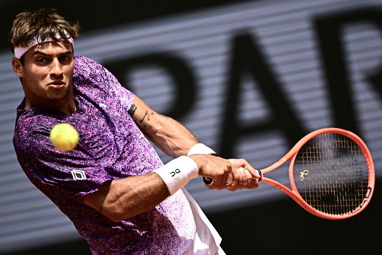 Flavio Cobolli colpisce di rovescio (foto Getty Images)
