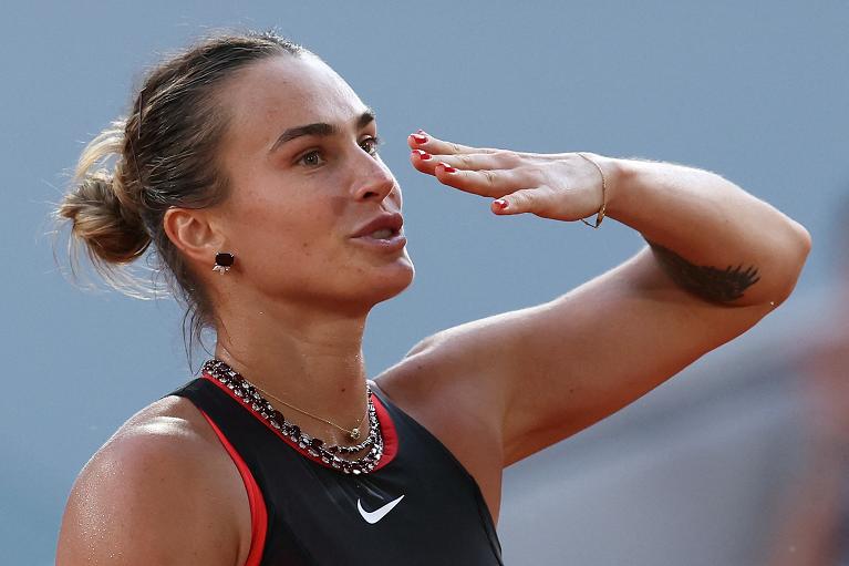 Aryna Sabalenka saluta il pubblico (foto Getty Images)