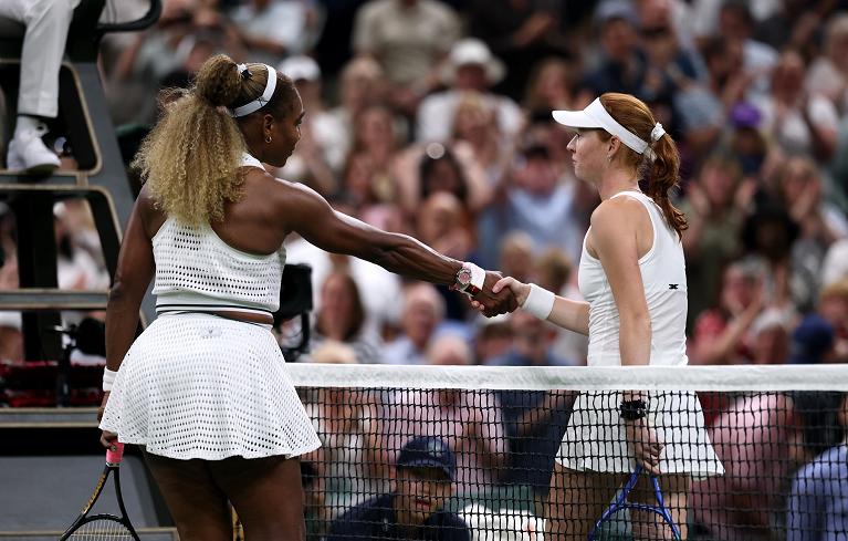 Il saluto a fine match tra Serena Williams e Maya Joint (foto Getty Images)