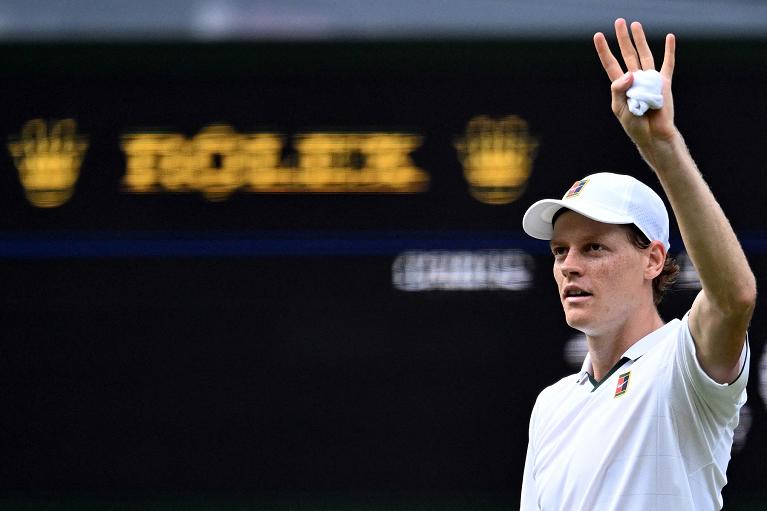 Jannik Sinner saluta il pubblico (foto Getty Images)