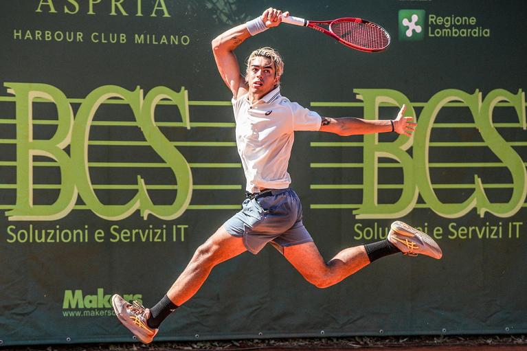 Un acrobatico Pierluigi Basile (foto Peluso)