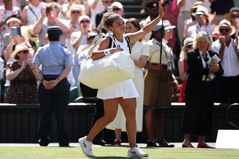 Jasmine Paolini saluta il pubblico del Centre Court (foto Getty Images)