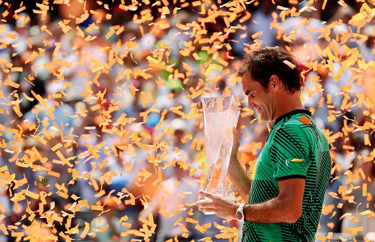 Roger Federer con il trofeo di Miami 2017 (foto Getty Images)