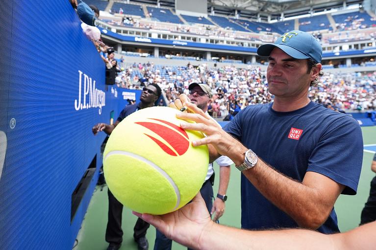 Roger Federer firma autografi a Flushing Meadows in occasione dello US Open 2026 (Foto USTA)