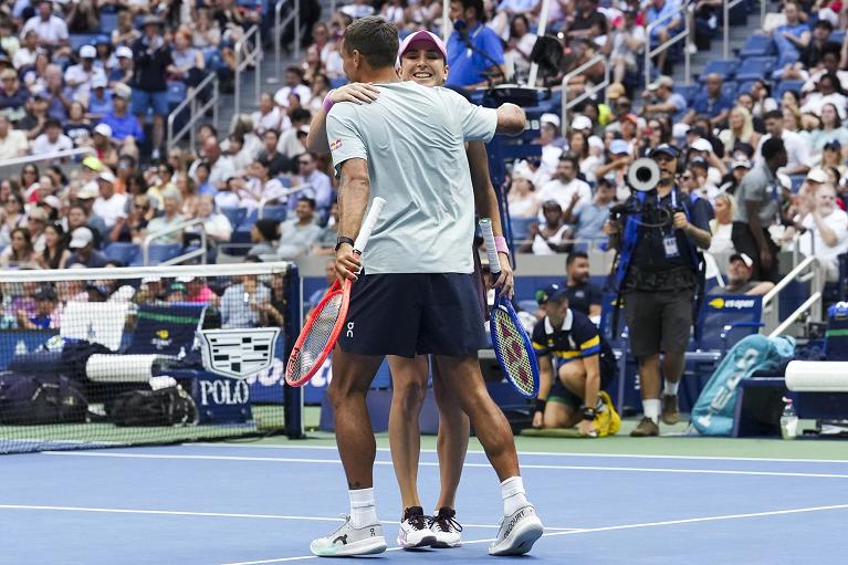 L'abbraccio tra Belinda Bencic e Flavio Cobolli allo US Open (Foto FITP)