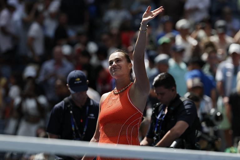 Aryna Sabalenka saluta il pubblico (foto Getty Images)