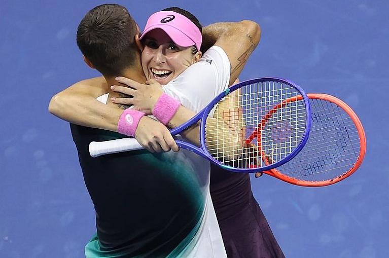 Flavio Cobolli con la sua Head Radical con la compagna di misto Belinda Bencic, che gioca con una Yonex Ezone 100 (Foto Getty Images)