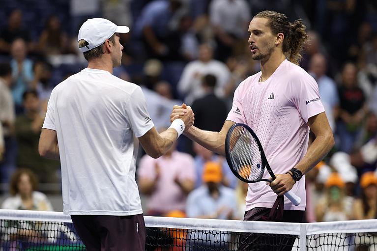 La stretta di mano tra Botic Van de Zandschulp e Alexander Zverev allo US Open (Getty Images)