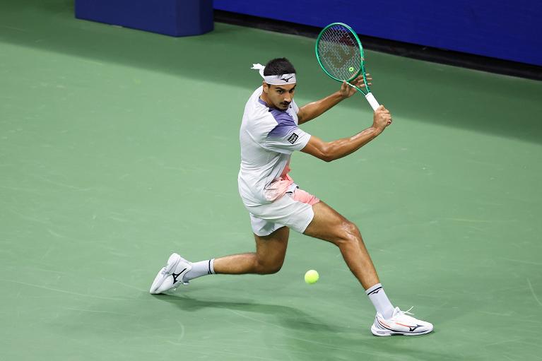 Un bel rovescio tagliato di Lorenzo Sonego allo US Open 2026 (Foto USTA)