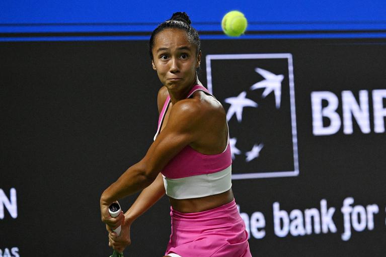 Leylah Fernandez colpisce di rovescio (foto Getty Images)