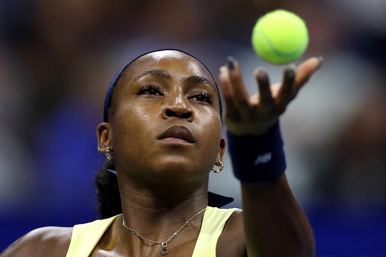 La concentrazione di Coco Gauff in un lancio di palla (Getty Images)