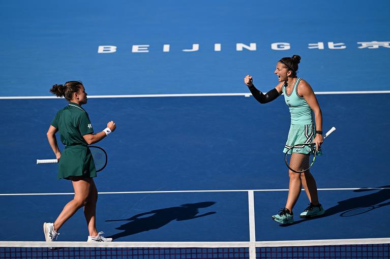 Jasmine Paolini e Sara Errani esultano (foto Getty Images)