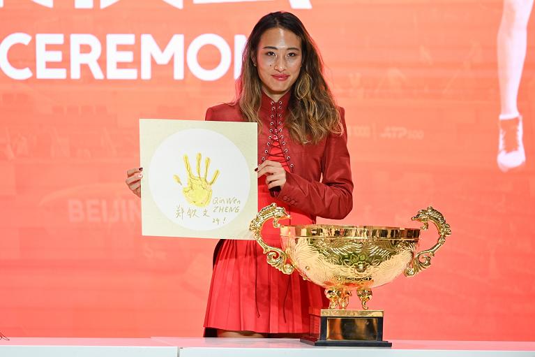 Zheng Qinwen con il trofeo di Pechino 2026 (foto Getty Images)