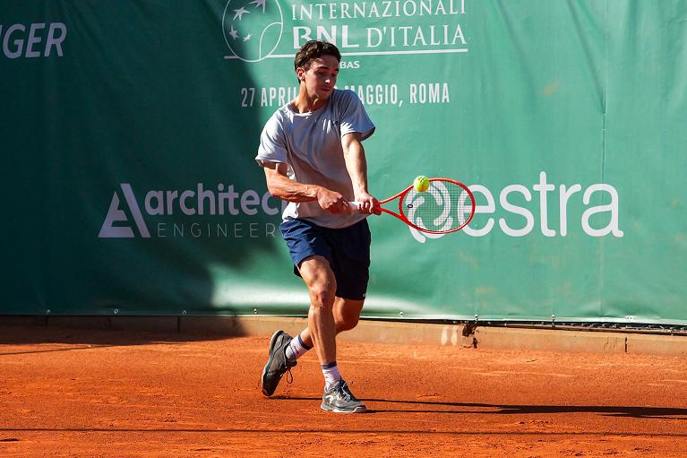 Samuele Pieri colpisce di rovescio (foto Fontana)
