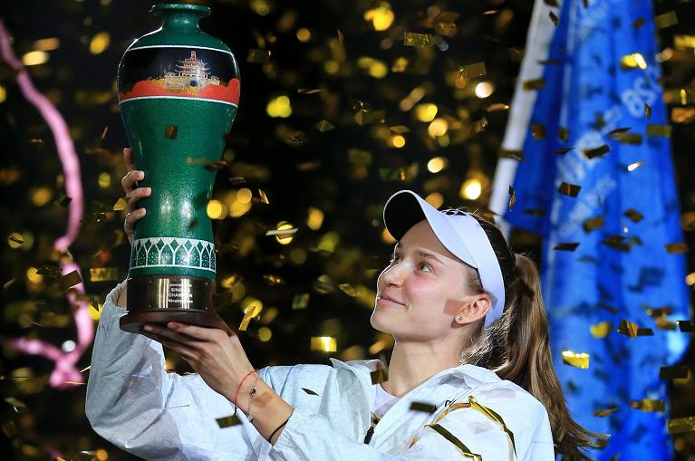Elena Rybakina con il trofeo di Ningbo 2026 (foto Getty Images)